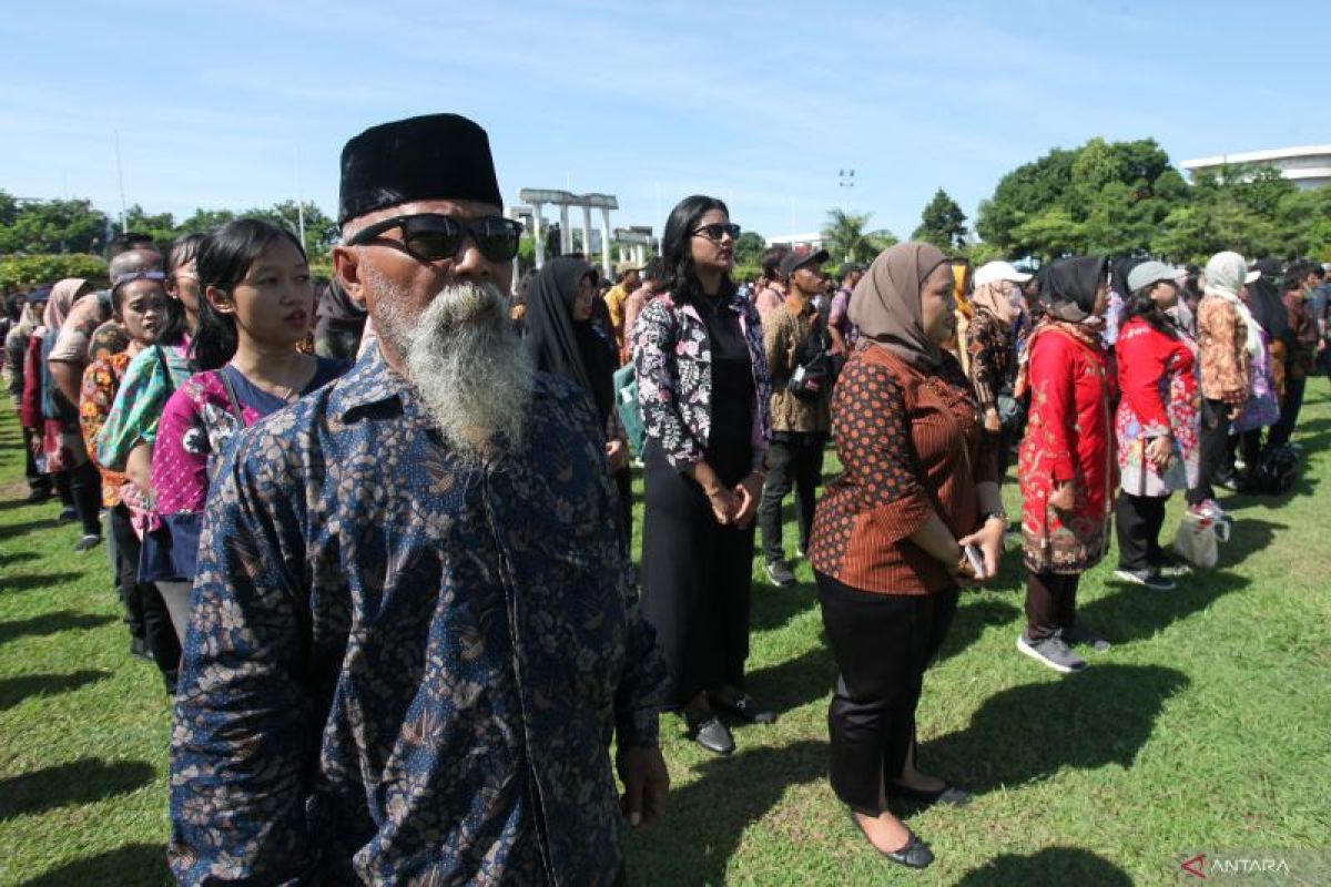 Puluhan ribu KPPS di Surabaya jalani pelantikan serentak