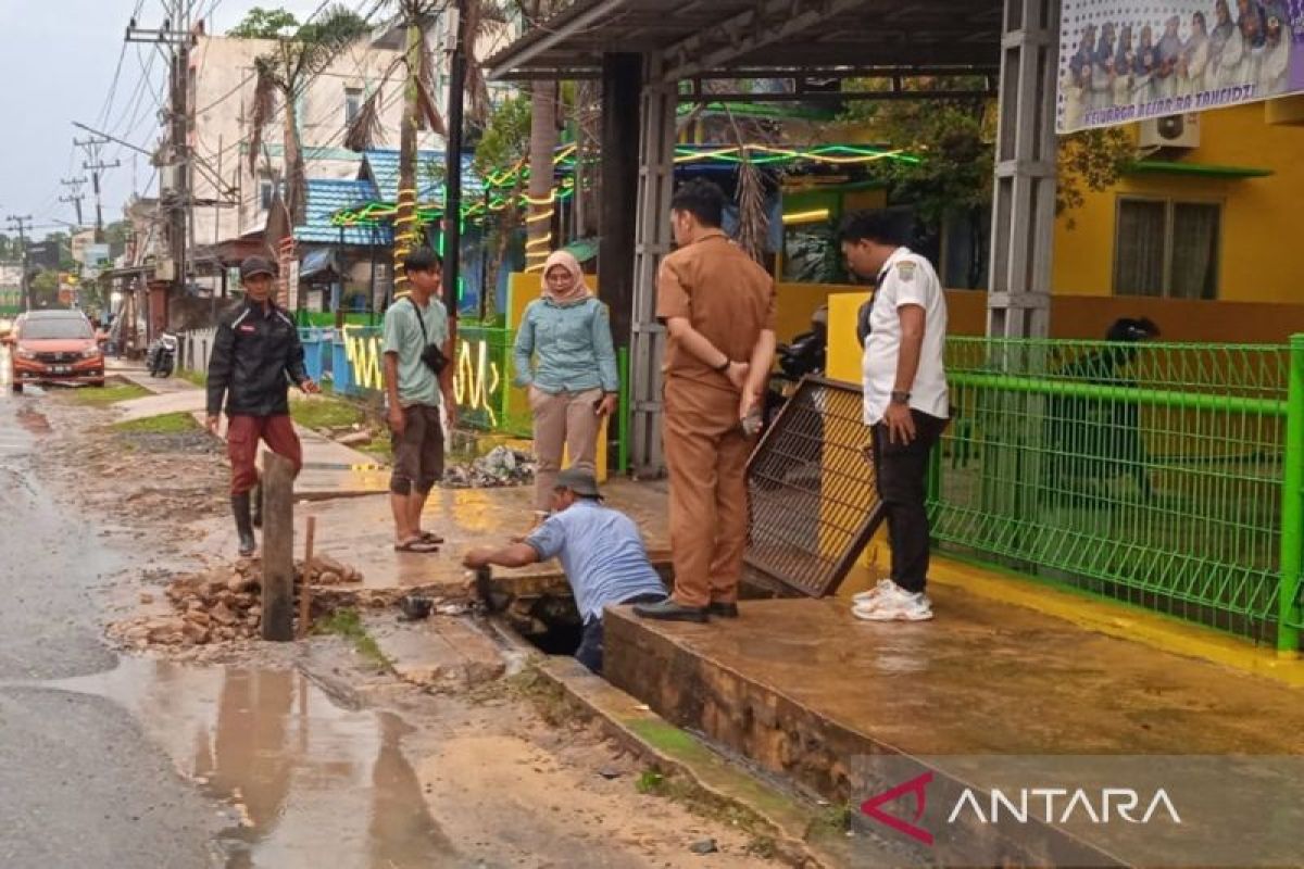 Head of Kotabaru PUPR checks drainage channels work properly
