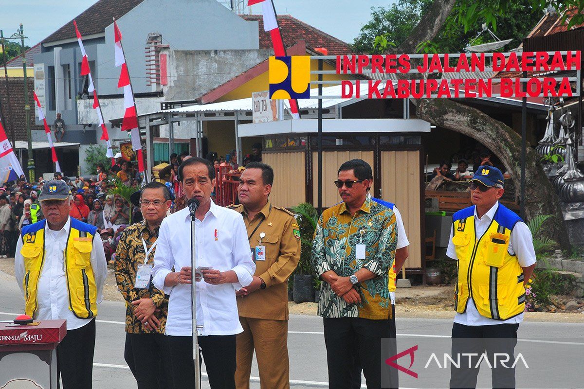 Ban mobil Jokowi bocor saat kunjungan kerja ke Jawa Tengah, benarkah?