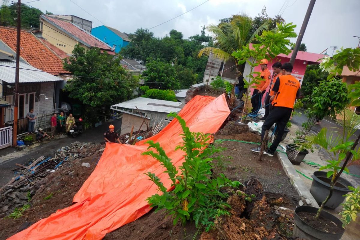 BPBD Semarang tangani longsor timpa poskamling warga