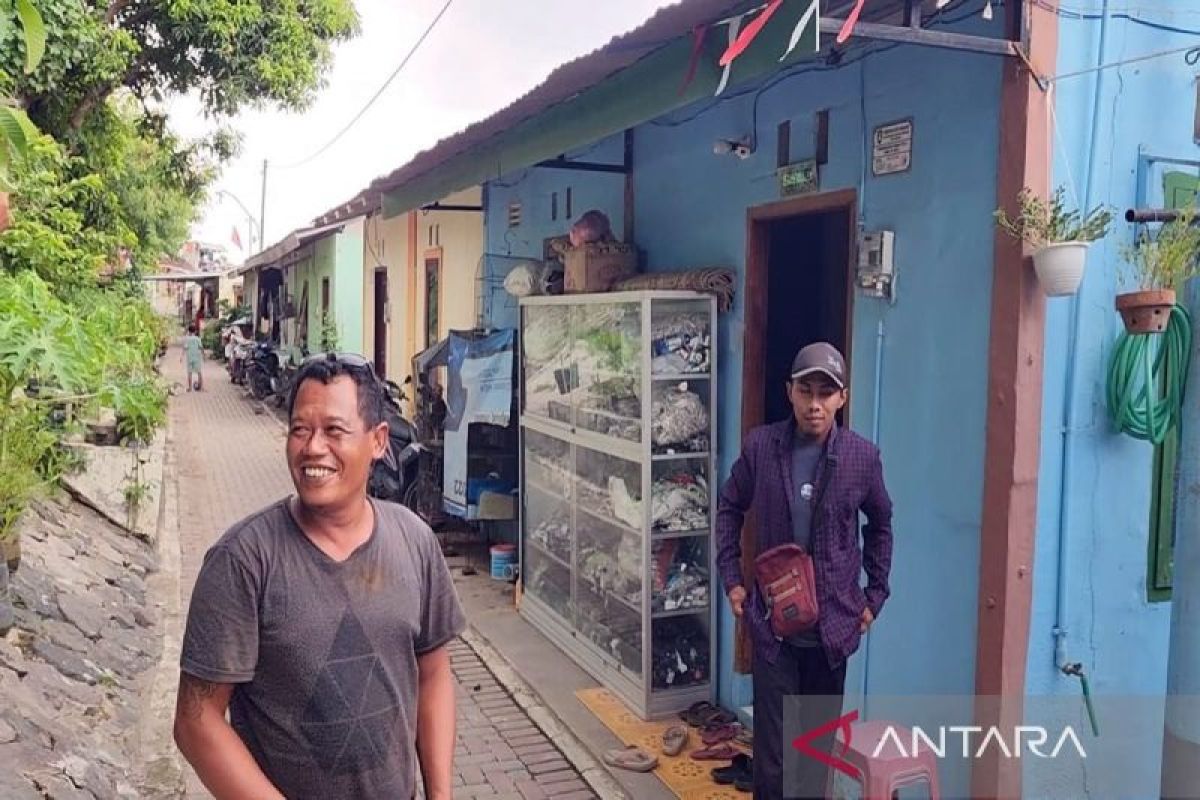 Densus geledah rumah seorang terduga teroris di Solo