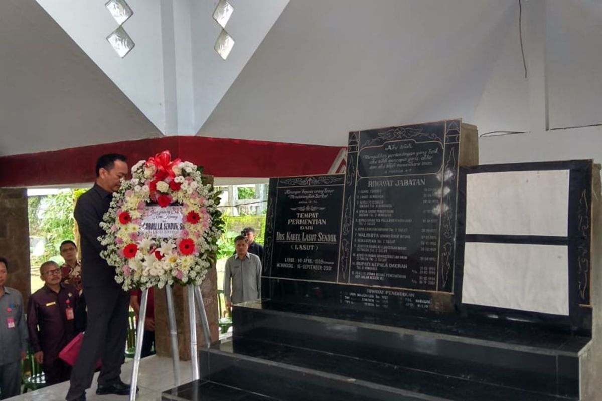 Ziarah makam Bupati Minahasa dan Wali Kota Tomohon, Caroll: Jangan lupakan jasa mereka