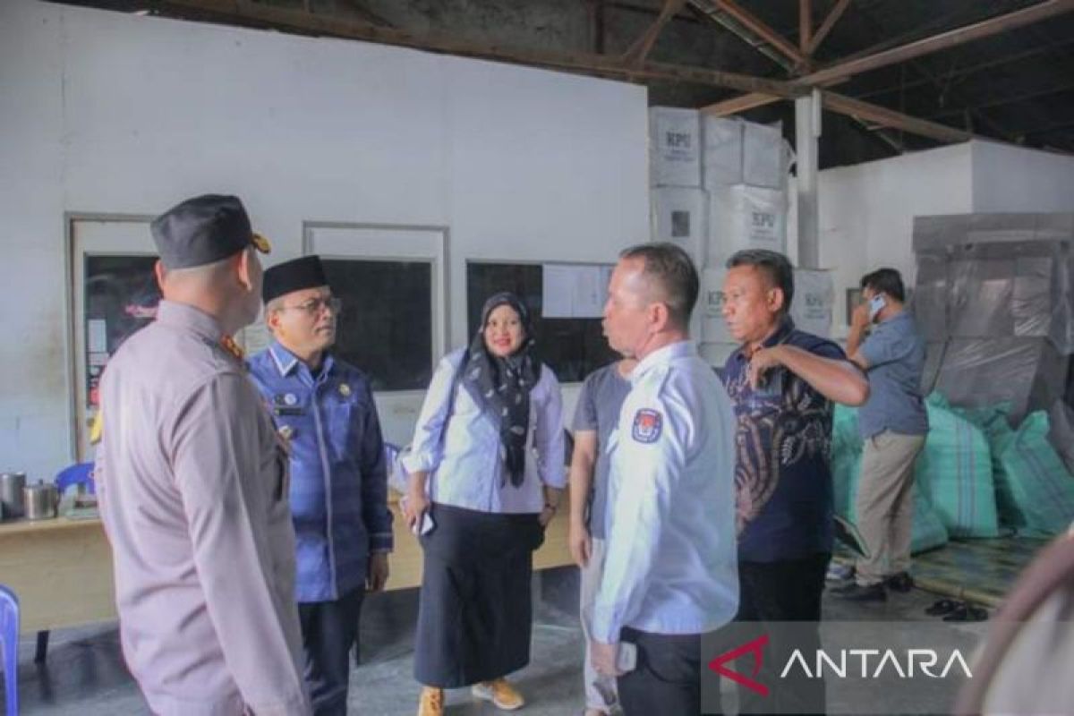 Pj Wali Kota Padangsidimpuan tinjau gudang logistik KPU