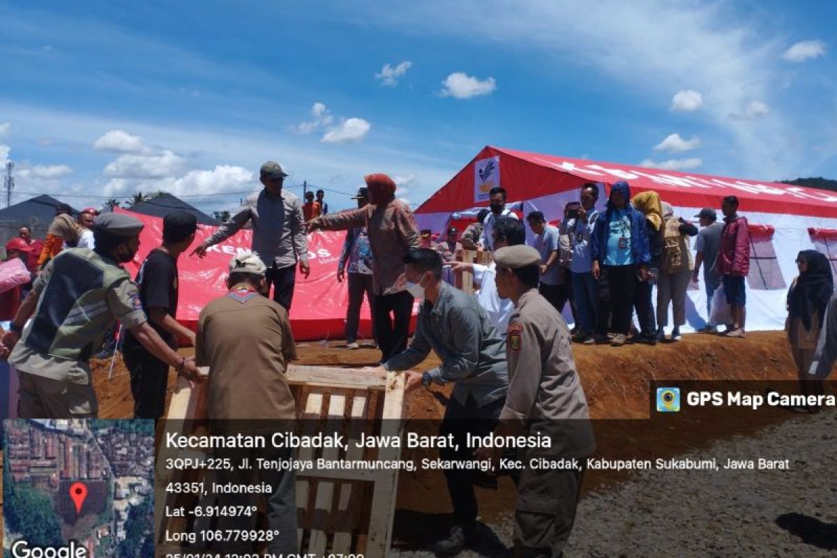 Kemensos pasang tenda untuk warga terdampak longsor Sukabumi