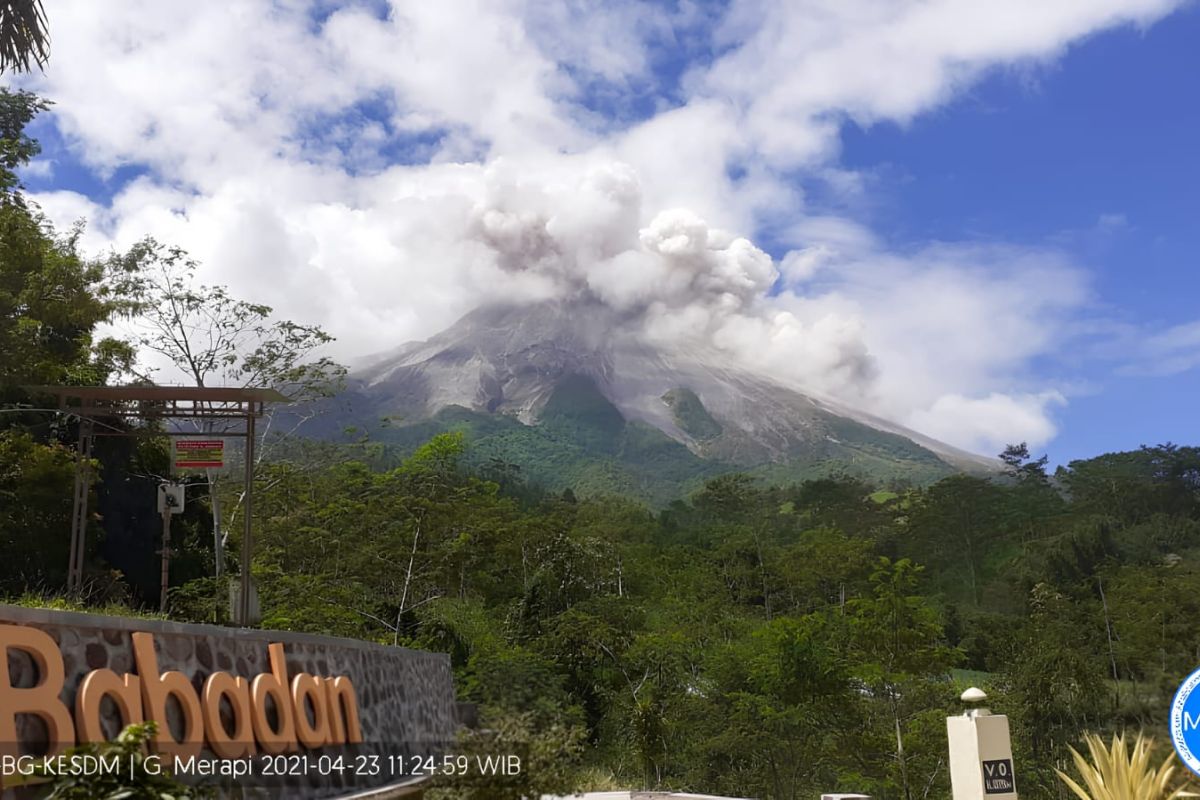 Gunung Merapi luncurkan 19 kali awan panas ke arah barat dalam sepekan