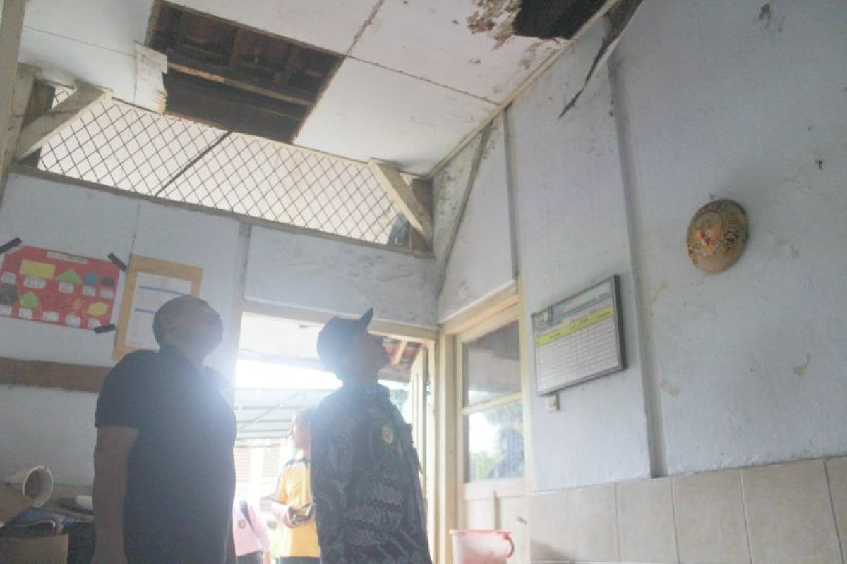 Atap ruang kelas SDN 06 Kota Serang rusak berat