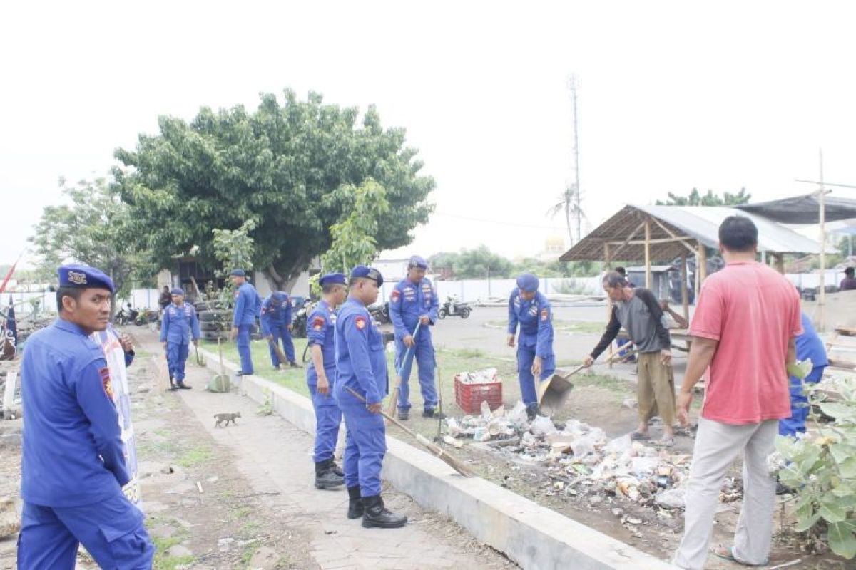 Satpolairud Polres Situbondo bersih-bersih sampah laut edukasi warga