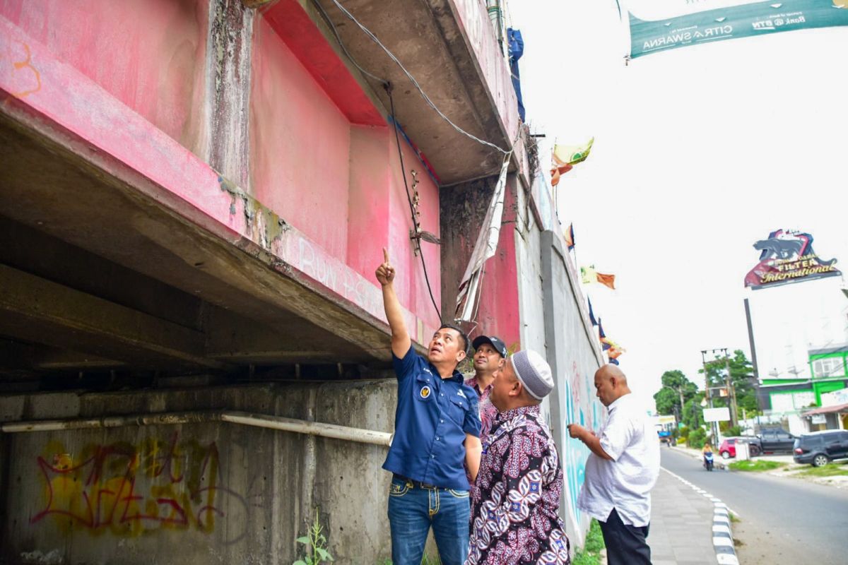 Bupati Karawang langsung perbaiki keretakan dinding jembatan layang