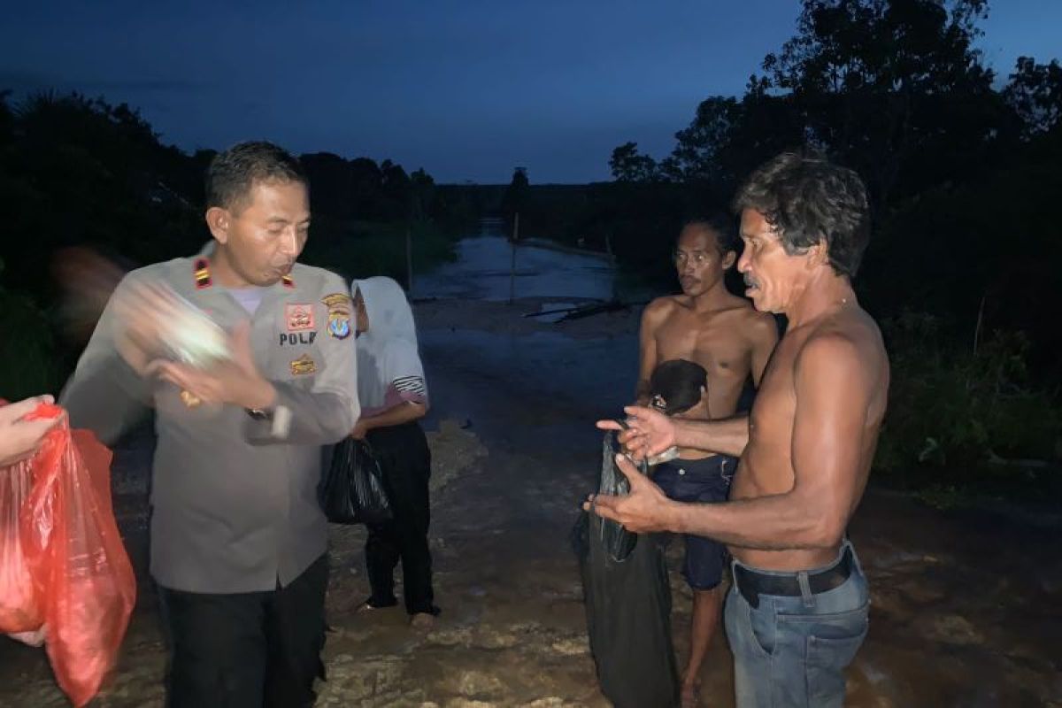 Polsek Tanjung Palas Timur sigap membantu warga berdampak banjir