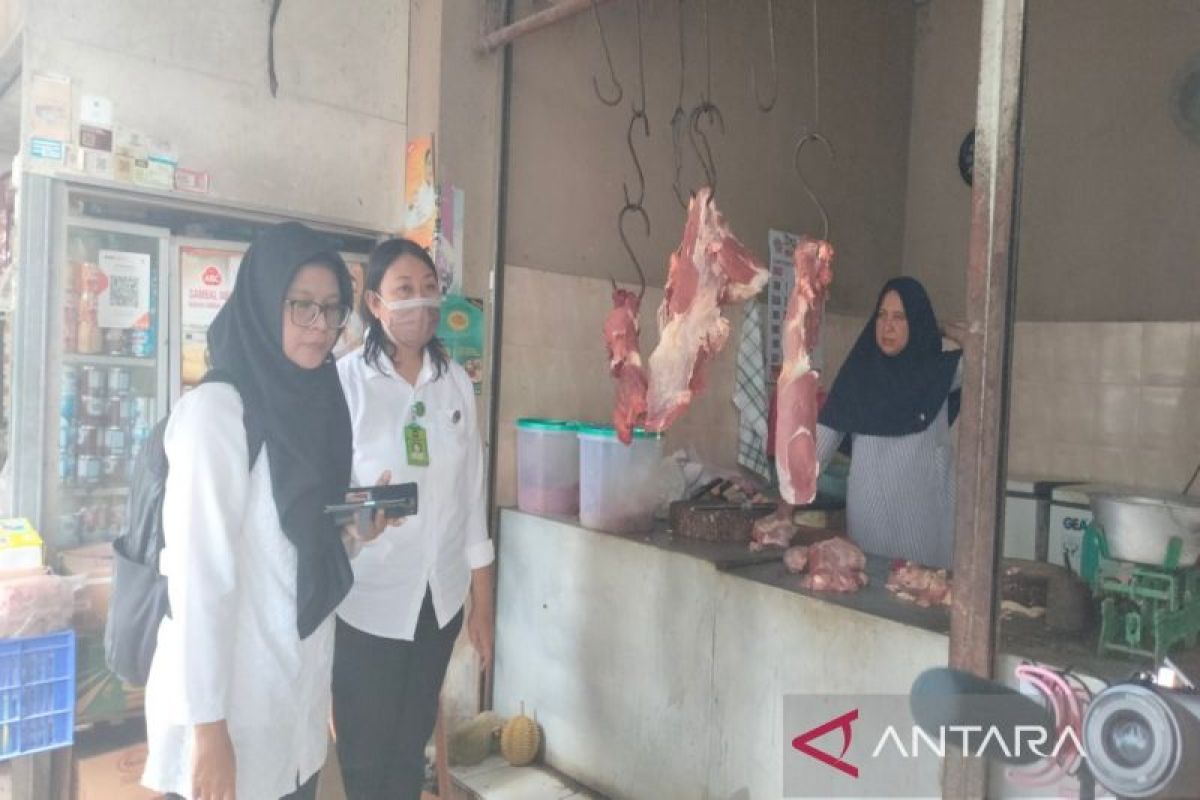 Dinas Peternakan Gunungkidul mengawasi daging asal hewan di pasar rakyat