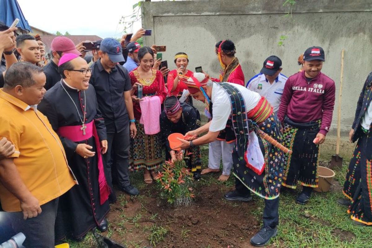 Uskup Ruteng dampingi Ganjar Pranowo tanam pohon