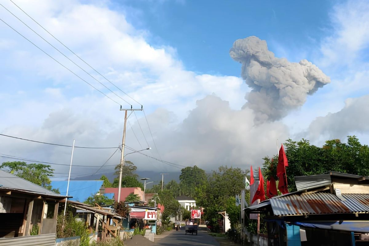 North Maluku's Mount Ibu erupts again, sending ashes westward