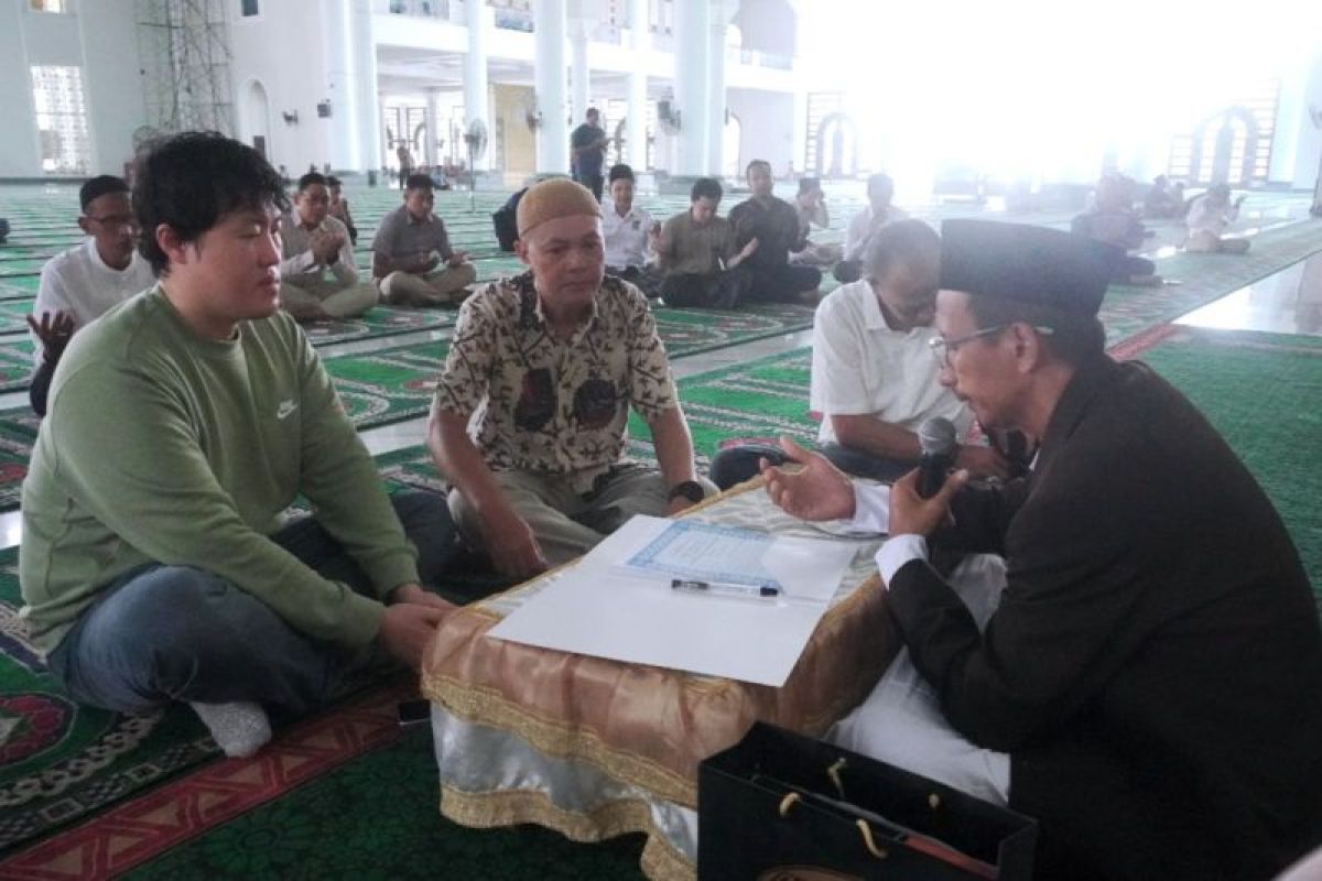 Pria asal Korsel ikrar masuk Islam di Masjid Al Akbar Surabaya