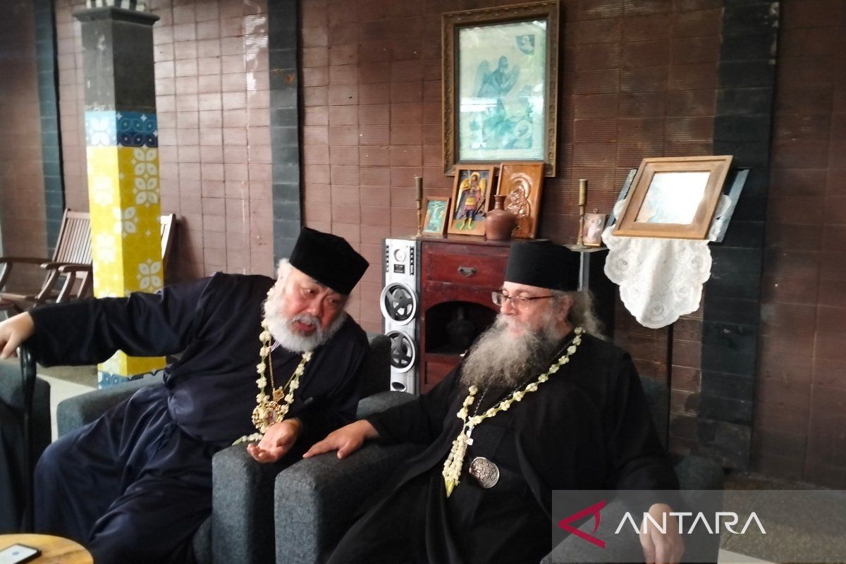 Metropolitan Photos of Demetrias mengunjungi Gereja Ortodoks Solo