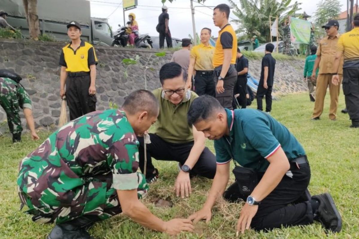 Kodim 1611/Badung tanam ratusan pohon rawat kelestarian alam