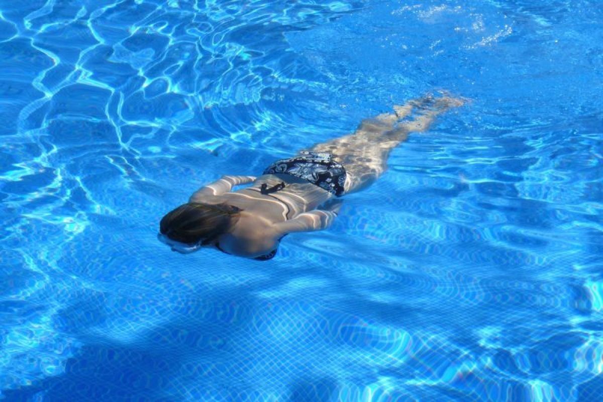 Studi ungkapkan berenang air dingin dapat bantu ringankan gejala menopause