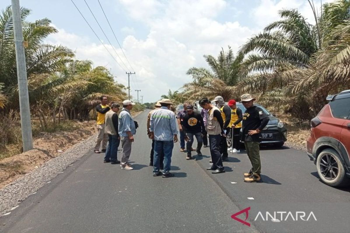 PUPR Kotabaru tingkatkan kualitas Jalan Desa Lontar-Tanjung Seloka