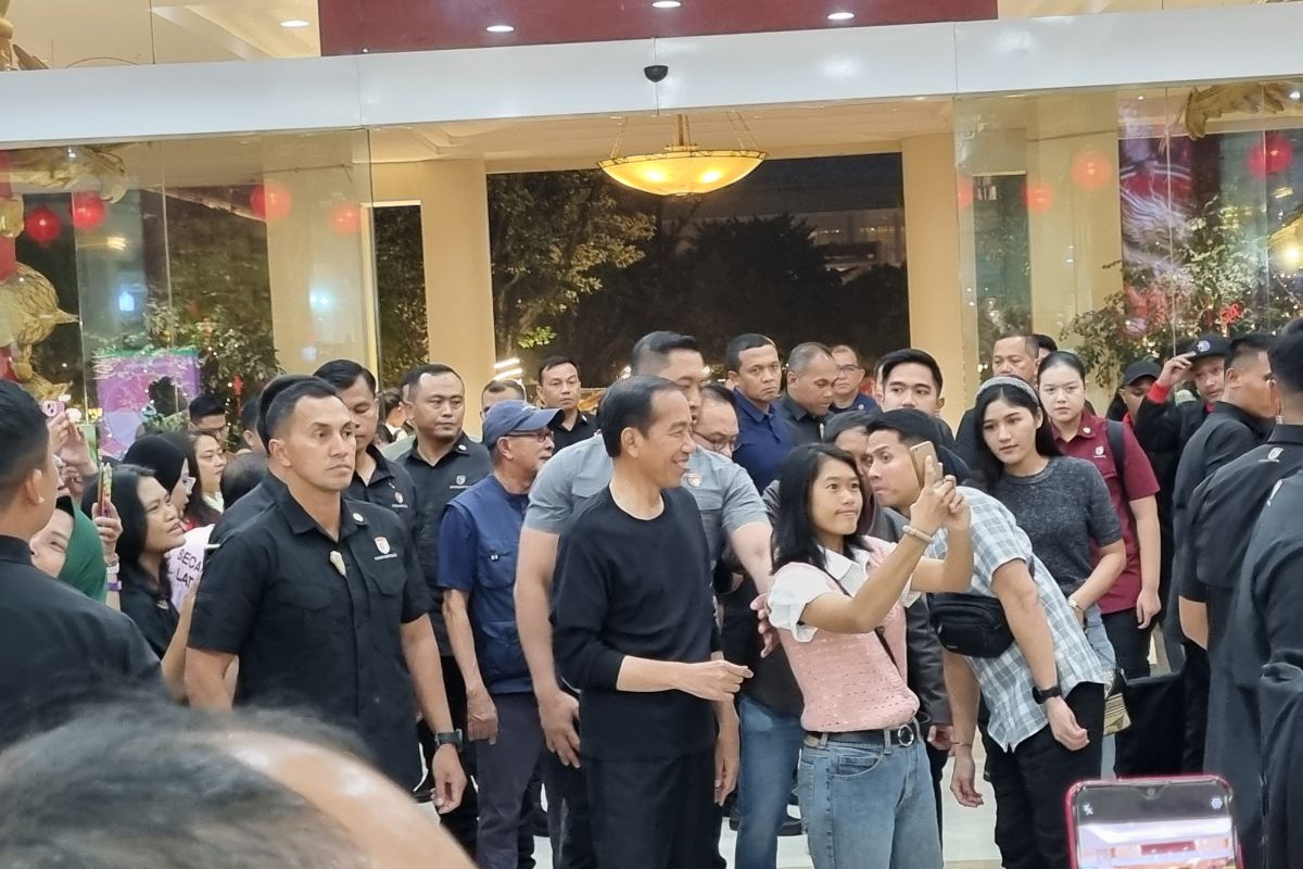 Joko Widodo bersama Kaesang ke Plaza Ambarrukmo Yogyakarta