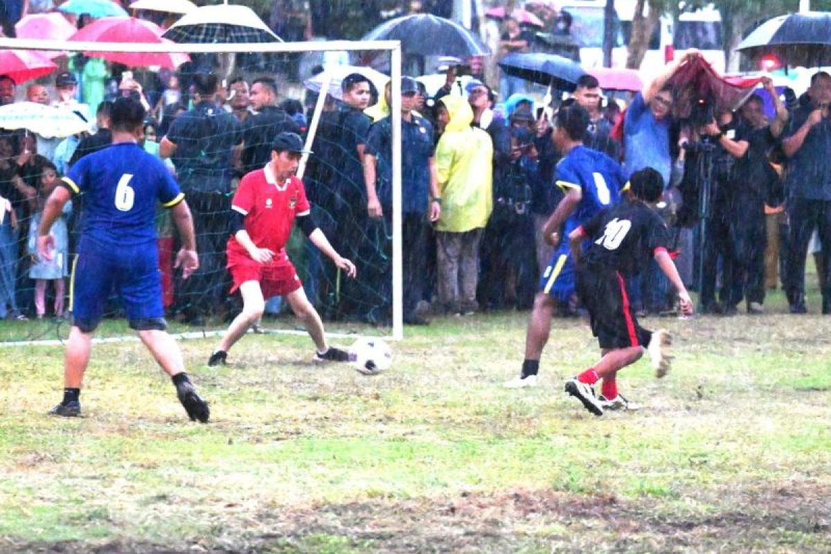 Presiden Jokowi bermain bola dengan warga Sleman dukung timnas di Piala Asia