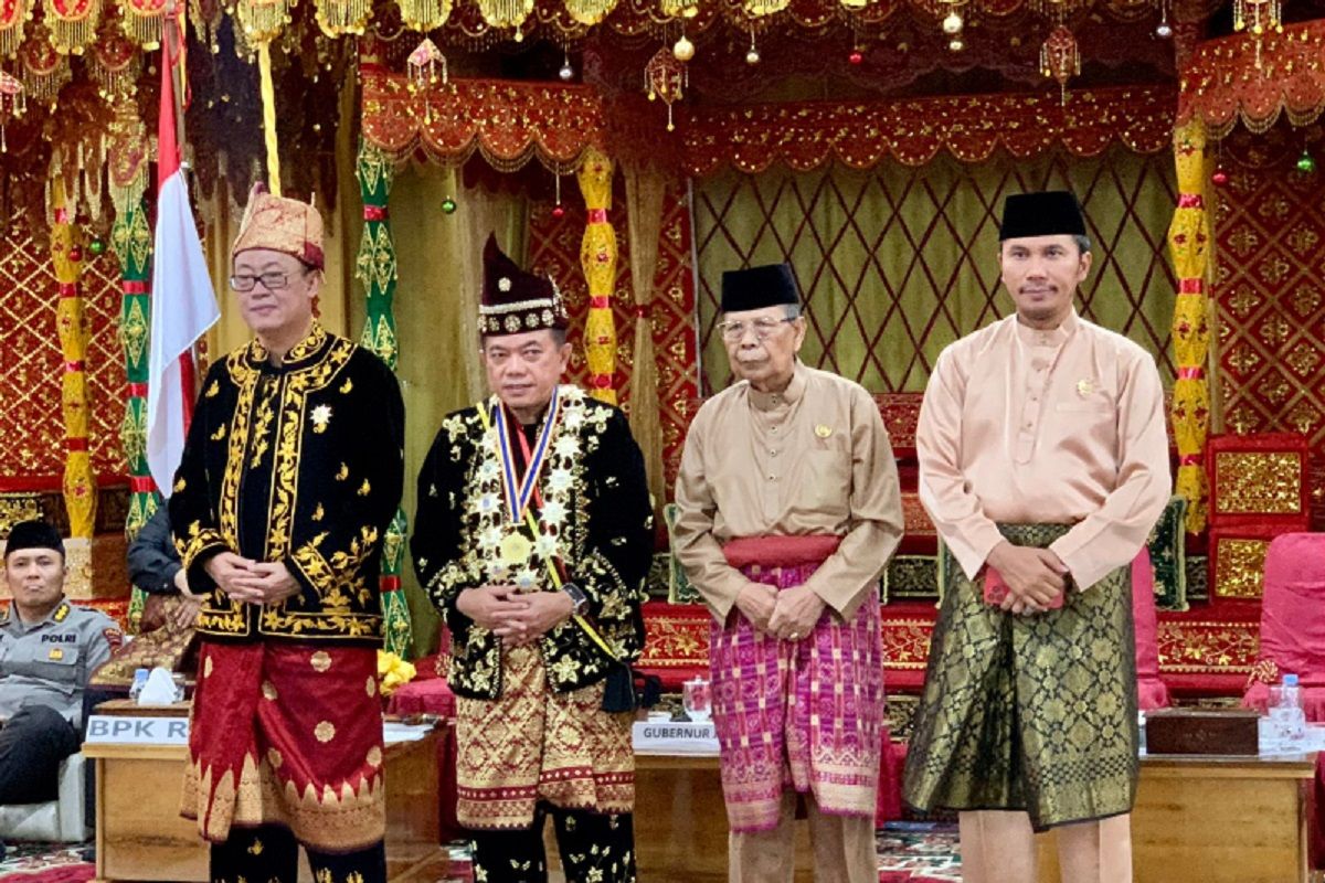 Ketua DPRD Hadiri Penganugerahan Adat Melayu Jambi Kepada Ahmadi Noor Sup
