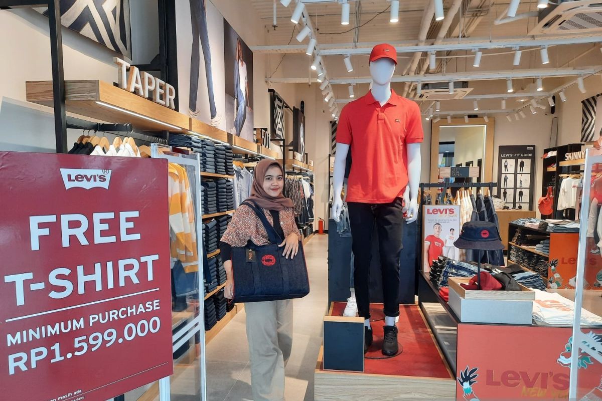 Produsen pakaian jenis jeans Levi'sStore di WTC Jambi hadirkan konsep terbaru