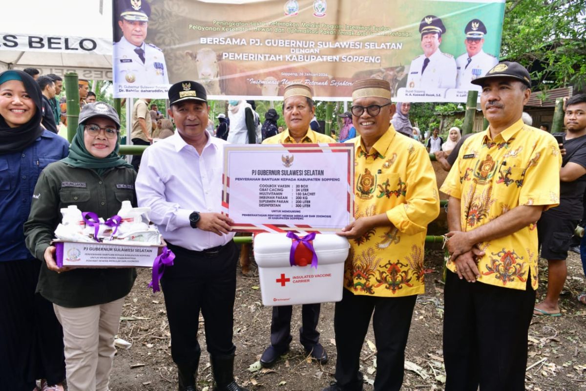 Pj Gubernur Sulsel menyerahkan bantuan RTM di Soppeng senilai Rp2 miliar