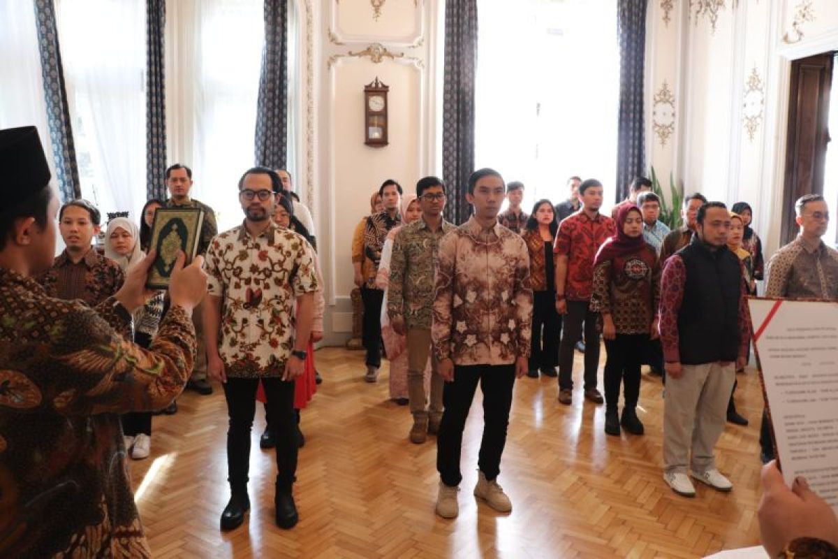 PPLN Budapest lantik anggota KPPSLN jelang Pemilu di Hongaria