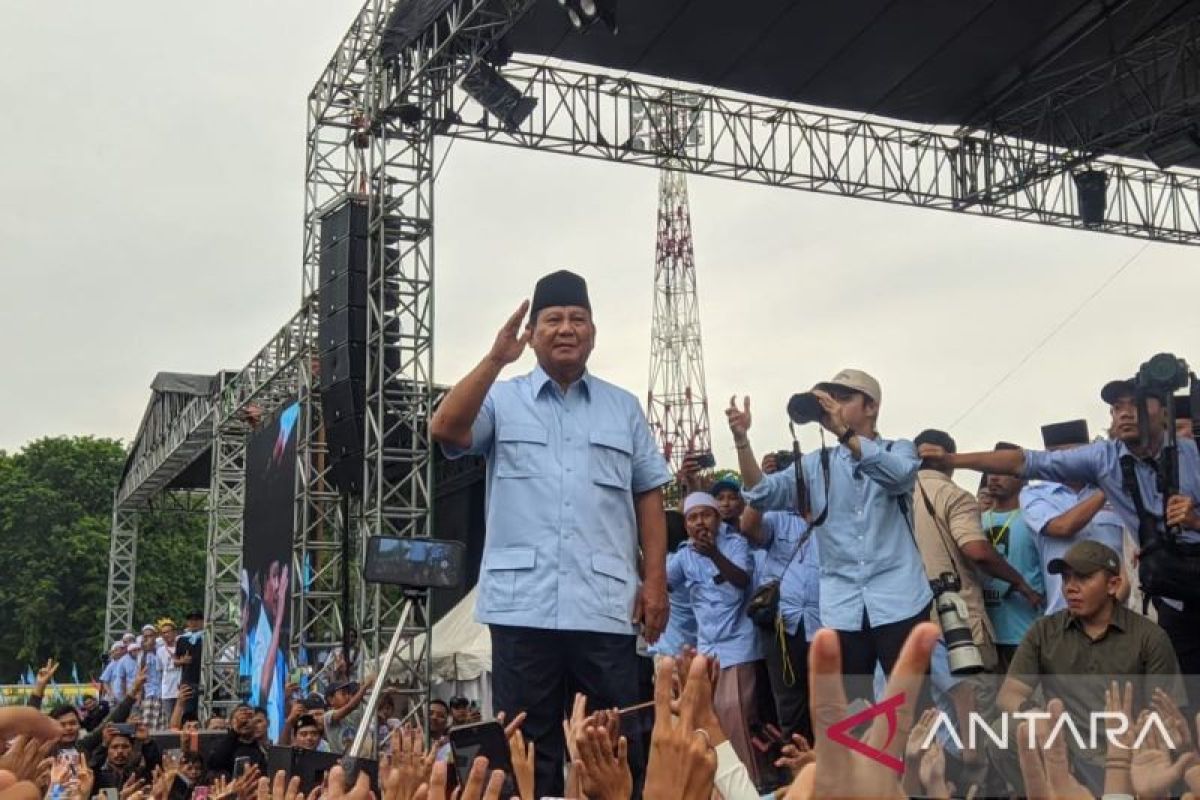 Ulama dan santri bersalawat bersama sambut Prabowo di Banten
