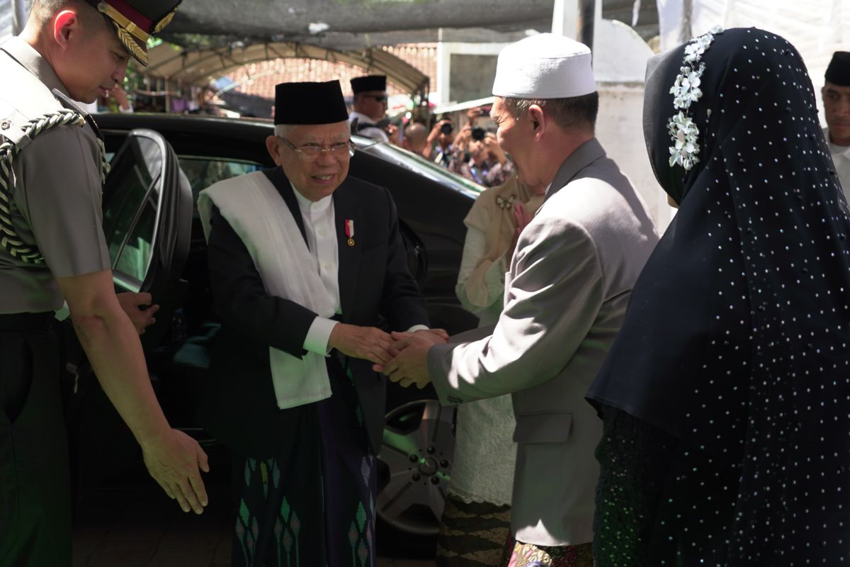 VP Amin urges Lasem santries to live harmony with Chinese community