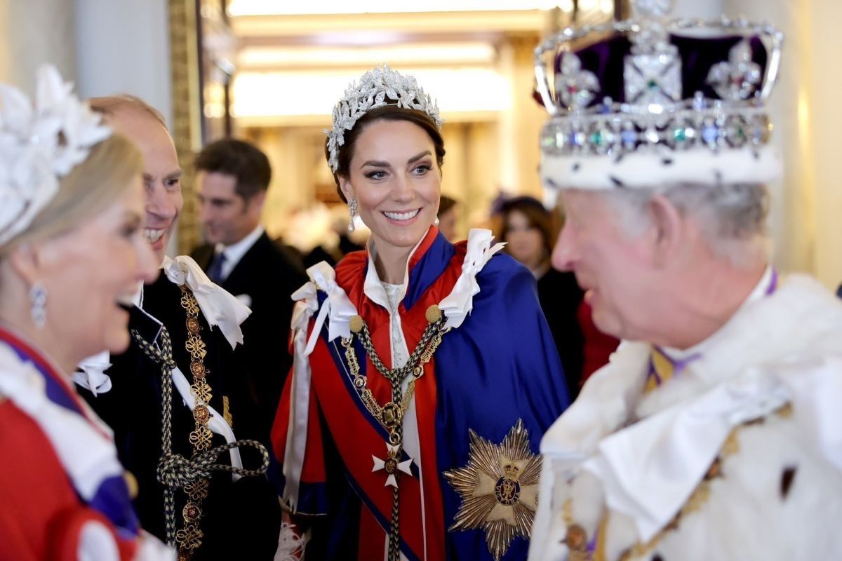 Raja Charles III jenguk menantunya Kate Middleton saat dirawat di RS yang sama
