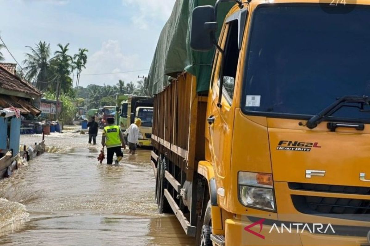 Polisi kawal kendaraan lintasi jalan saat banjir di Musi Banyuasin