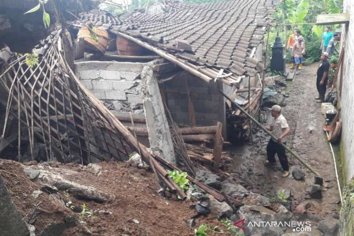 Longsor di Kaloran Temanggung, satu korban meninggal tertimpa bangunan