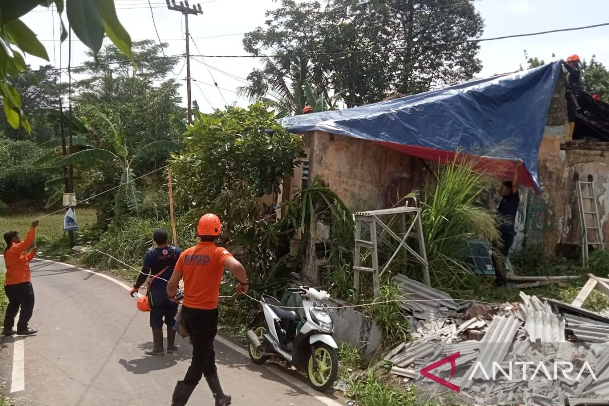 Total rumah rusak akibat puting beliung di Sukabumi capai 31 unit