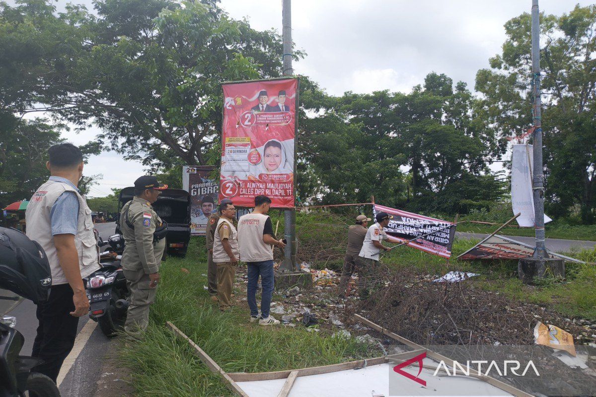 Bawaslu Bangkalan turunkan baliho bernada provokatif di akses Suramadu