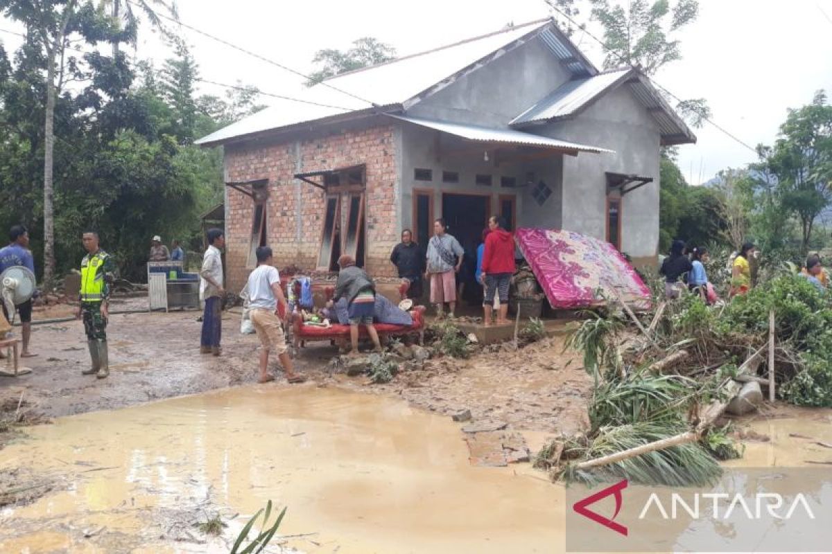 BPBD Lahat bentuk tim hingga bangun posko evakuasi banjir bandang