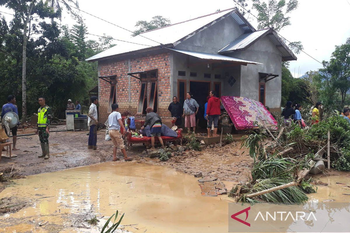 BPBD Lahat bentuk tim hingga bangun posko evakuasi korban banjir bandang