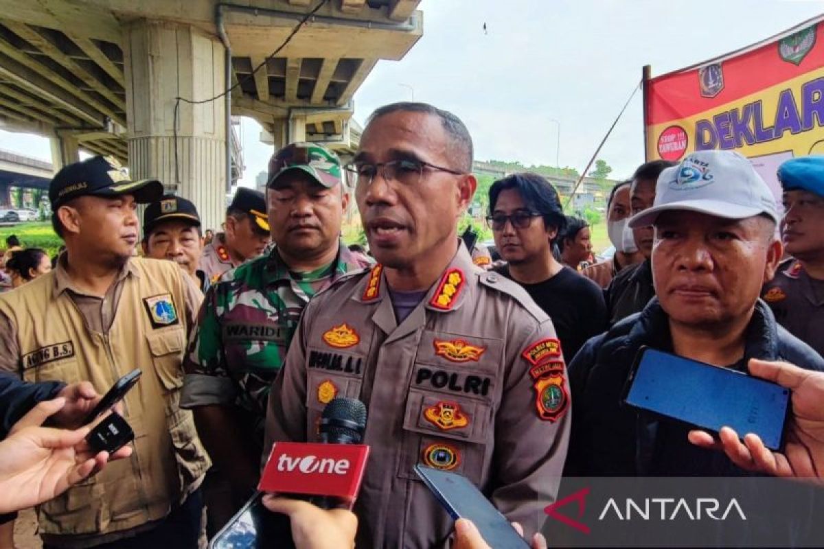 Tawuran di Bassura dipicu saling ejek, lima polisi terkena lemparan batu