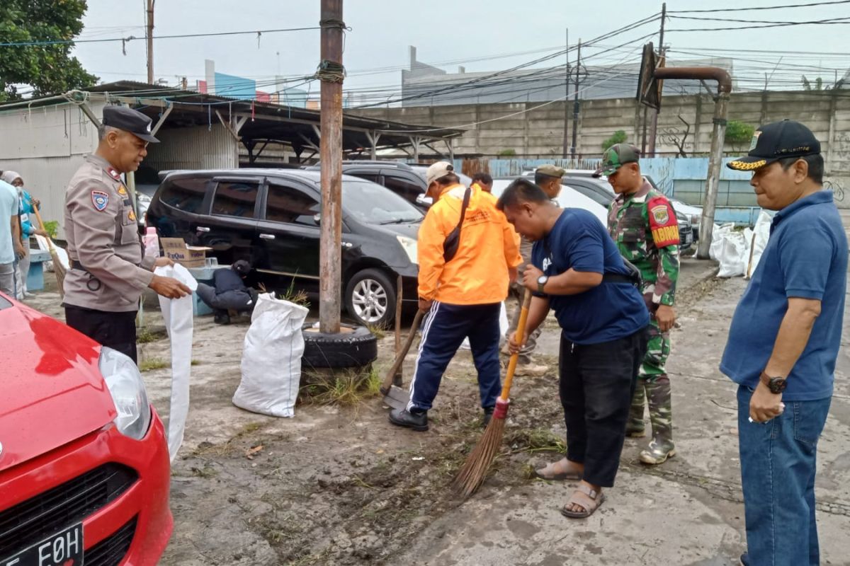 Aparat dan warga kerja bakti bersihkan lingkungan di Kalideres
