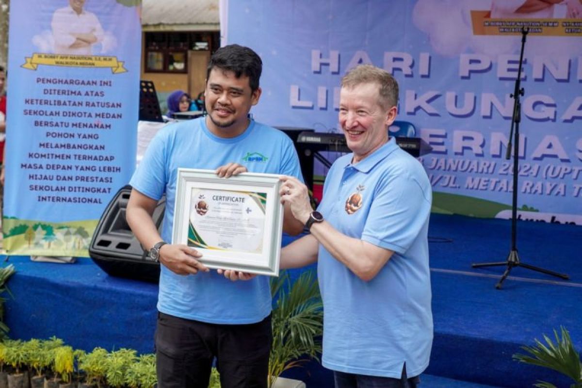 Wali Kota Medan  terima penghargaan  Pelopor Peduli Lingkungan Hidup