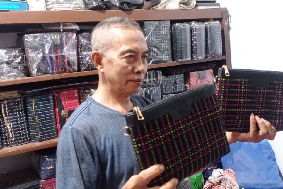 Permintaan kerajinan dompet tenun Badui diminati konsumen hingga tembus Bali