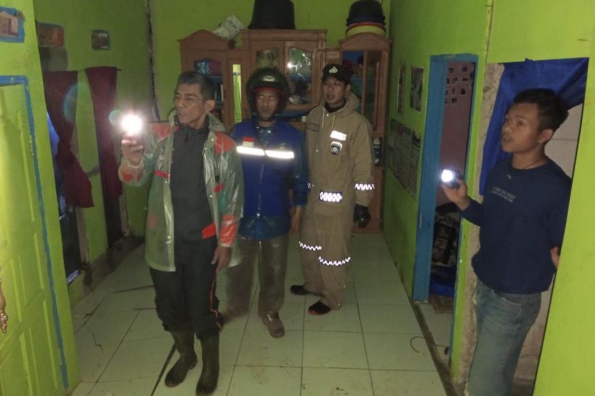 Polisi bantu evakuasi warga yang terdampak pergerakan tanah di Garut