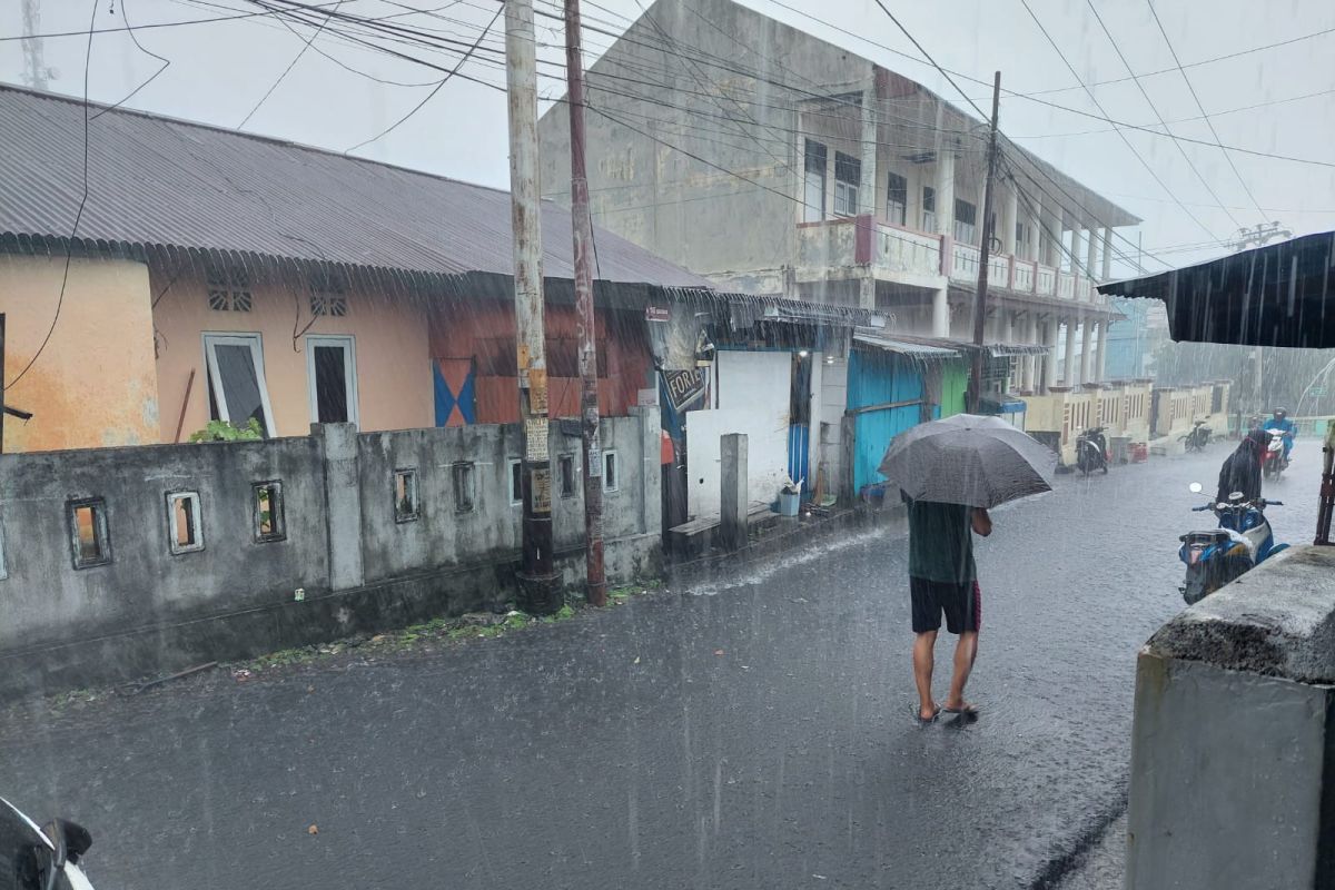 Hujan lebat berpotensi terjadi pada lima daerah di  Maluku Utara