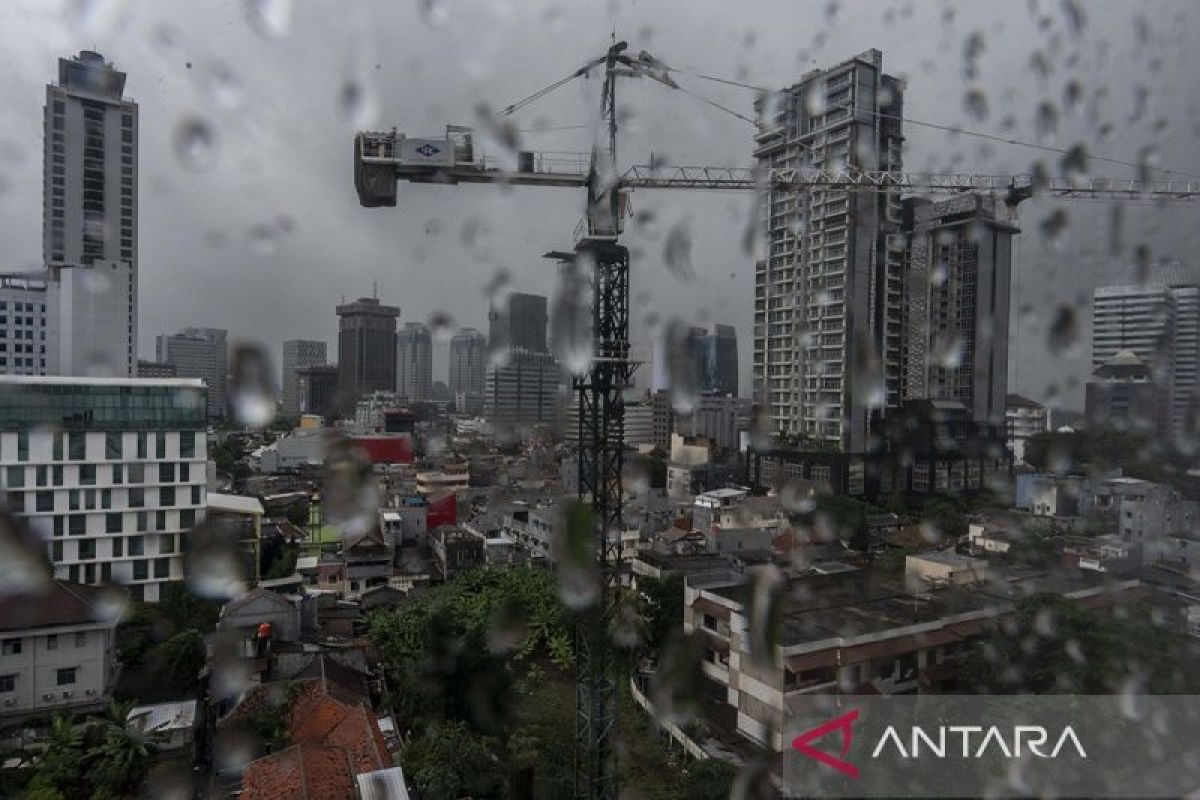 Hujan lebat disertai petir diperkirakan landa Denpasar dan sejumlah kota besar