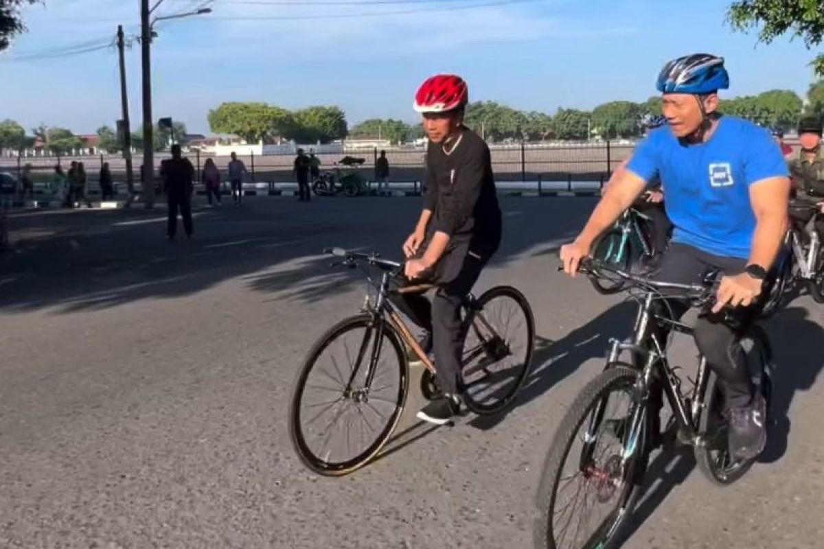 Presiden Jokowi bersepeda bareng AHY di Yogyakarta sambil menyapa masyarakat