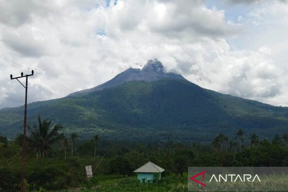 Lewotobi Laki-laki erupsi disertai luncuran awan panas