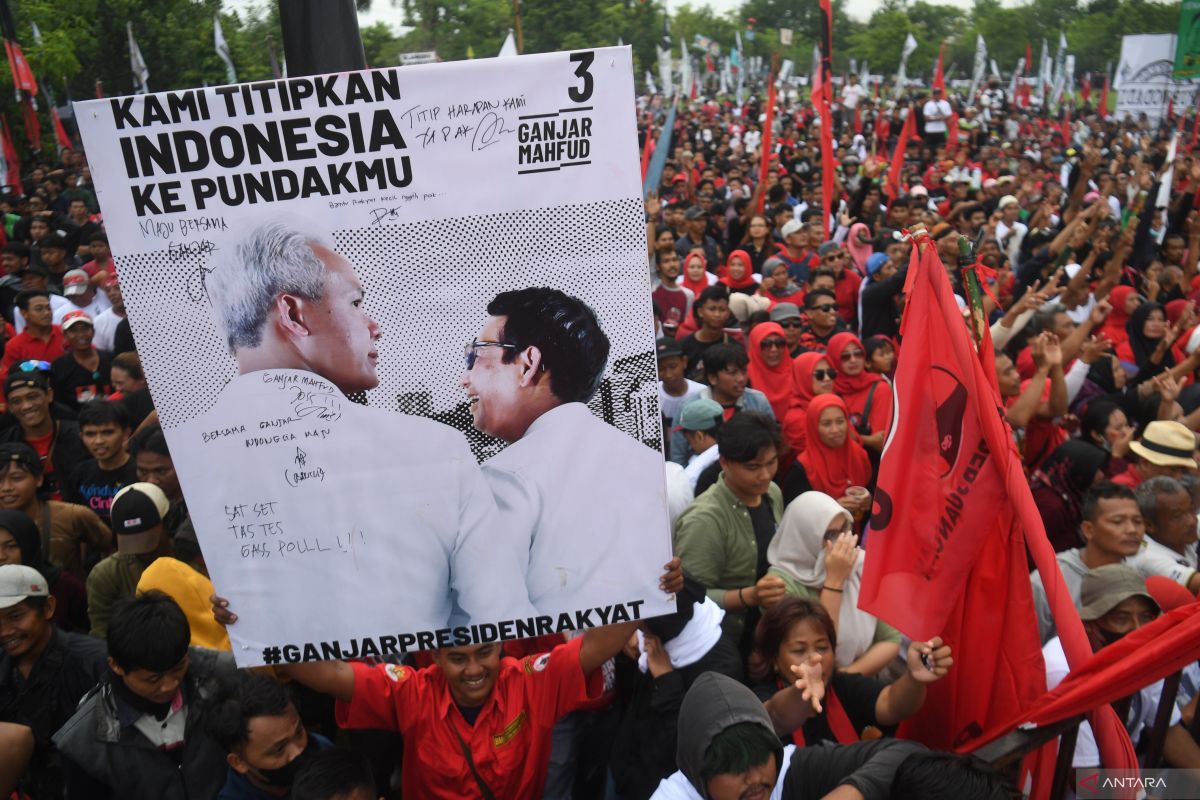 Ganjar kampanye ke Banda Neira, Mahfud ke Cirebon
