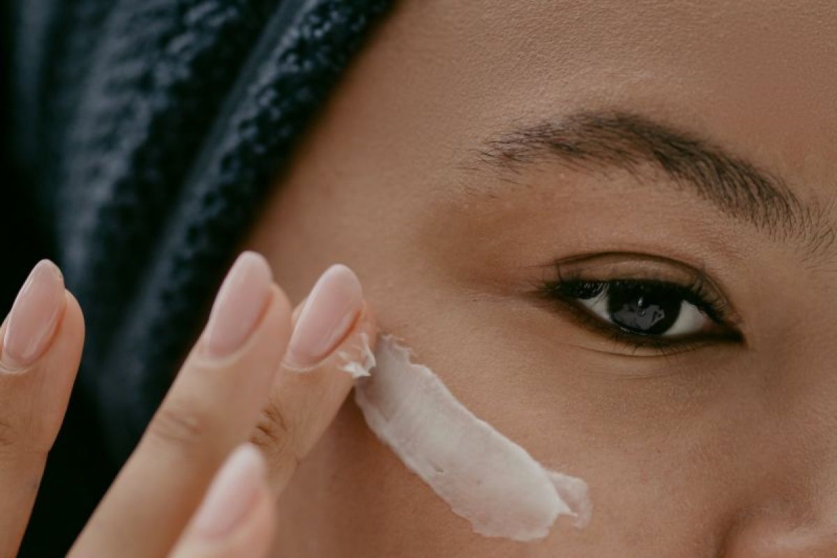Apakah krim mata benar-benar diperlukan meski sudah menggunakan lotion?