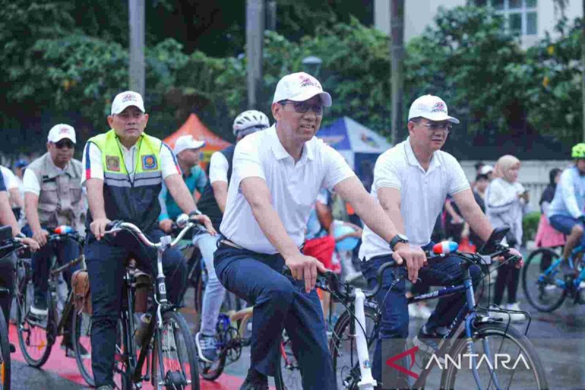 Sambil gowes, Pj Gubernur DKI tinjau aktivitas warga saat HBKB