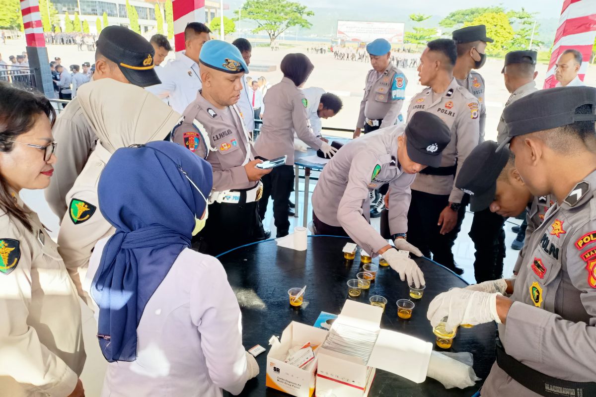 Polda Maluku periksa urine personel antisipasi penyalahgunaan narkoba