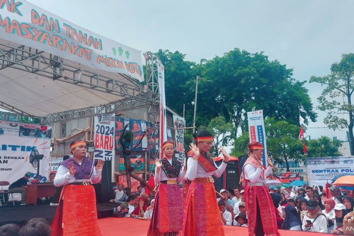 Persaudaraan Warga Kampung Bayam Jakut menari tortor di Ancol